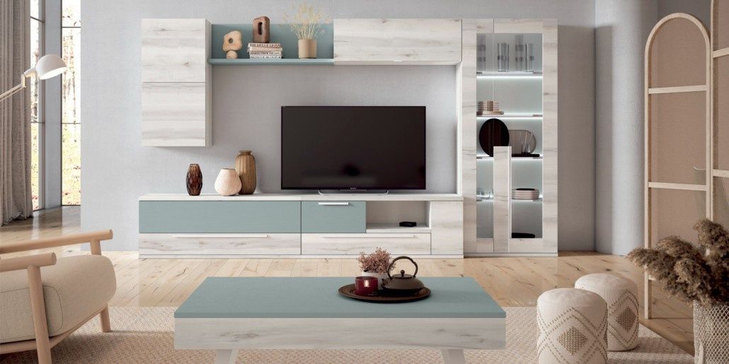 Sala de estar con muebles en color blanco y verde azulado, TV, mesa de café y elementos decorativos.