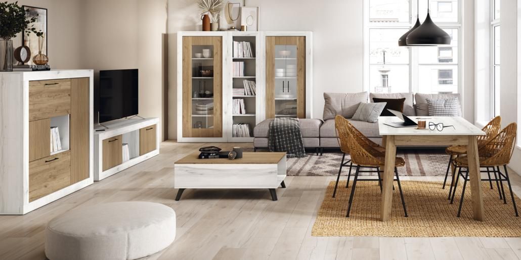 Dormitorio moderno con cama, mesita de noche, sillón y gran ventanal con vista panorámica.