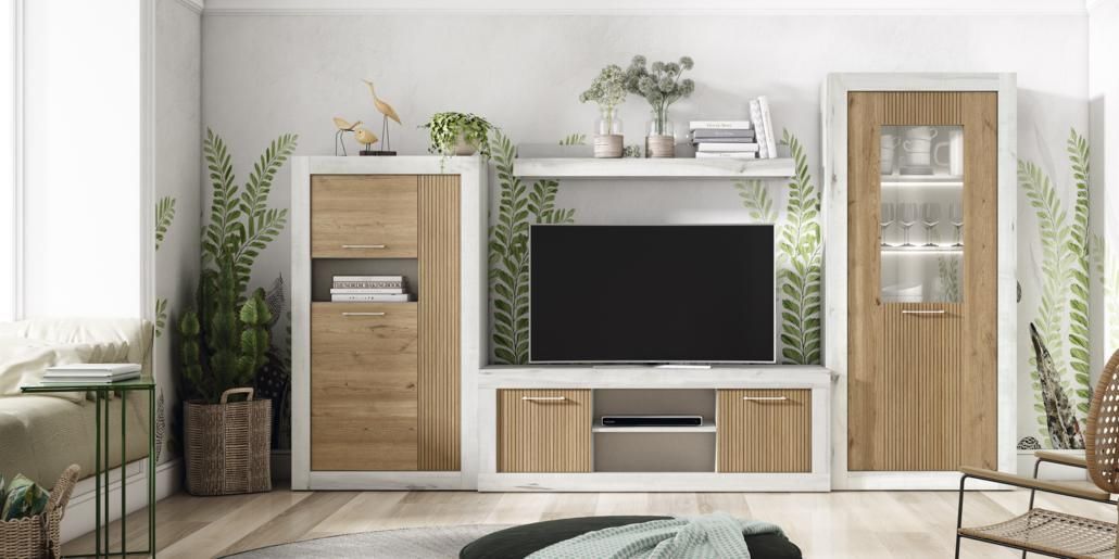 Sala de estar con muebles de madera, TV y plantas.