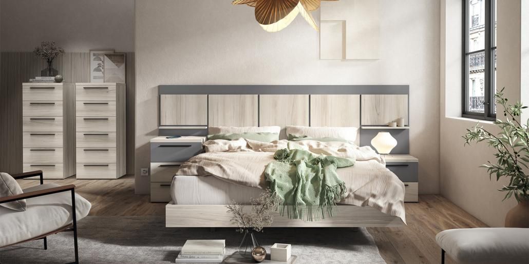 Una chica en su dormitorio está sentada en la cama, sosteniendo un peluche. 