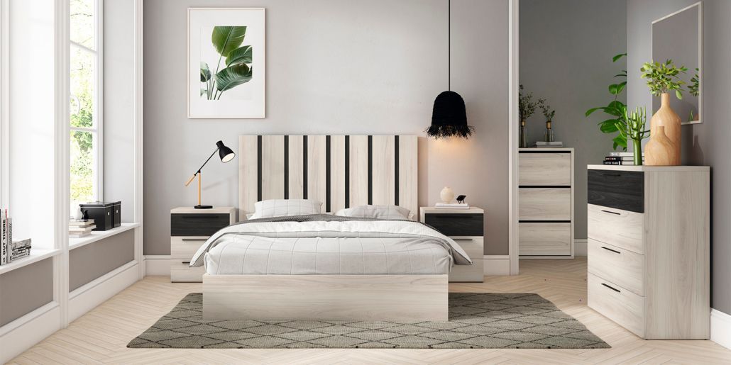 Dormitorio con cama, mesitas de noche, cómoda y lámina de arte abstracto. Colores neutros y luz natural.