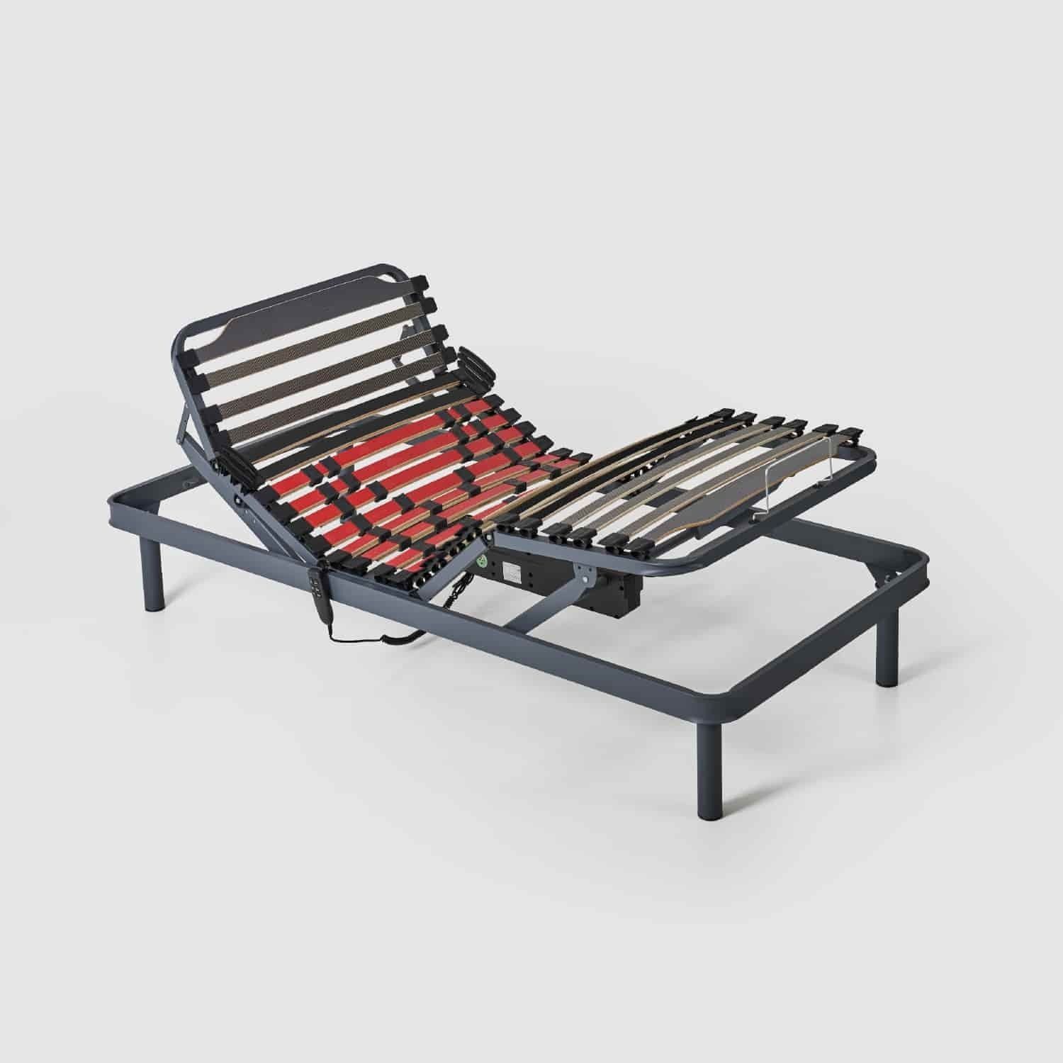 Estructura de cama ajustable con láminas rojas y grises, marco gris y control remoto.