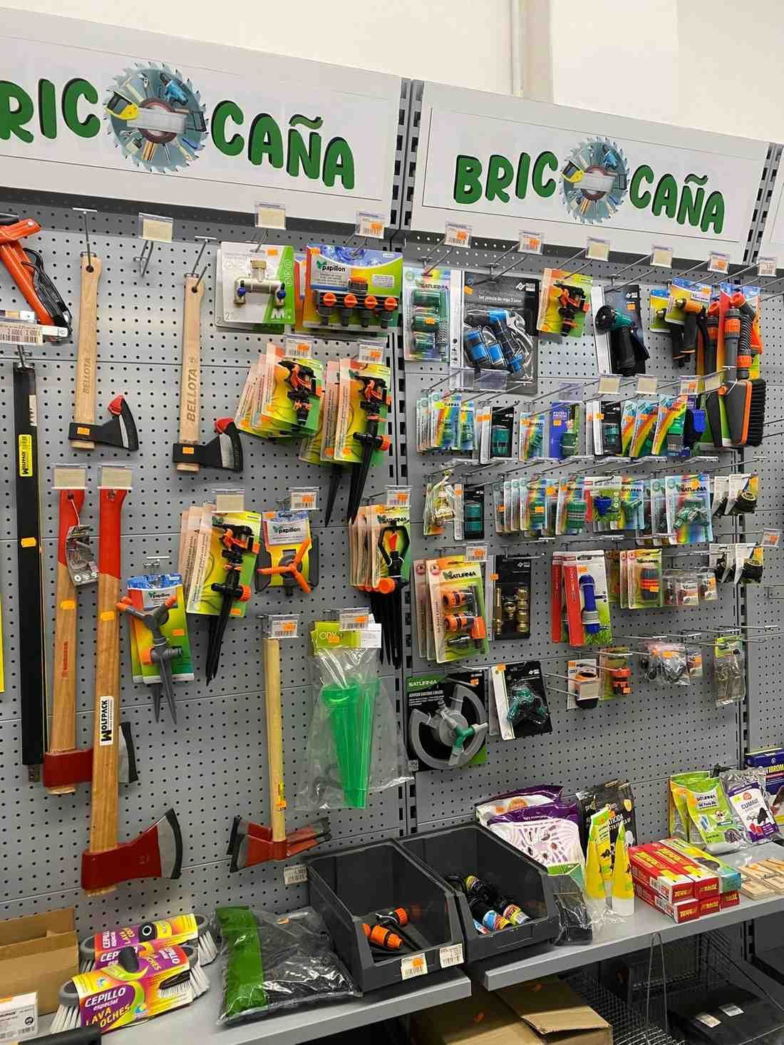 Exhibición de ferretería: herramientas y artículos de ferretería, hachas, herramientas de jardinería