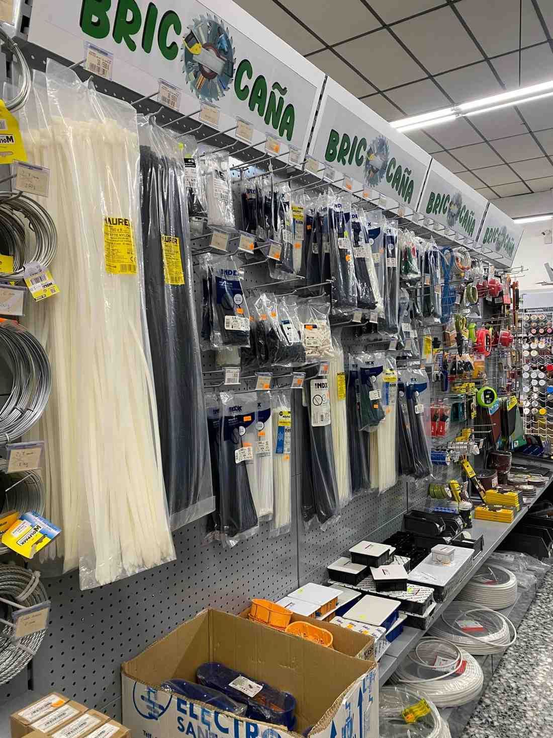 Exhibición de ferretería con bridas, cables eléctricos y otras herramientas.
