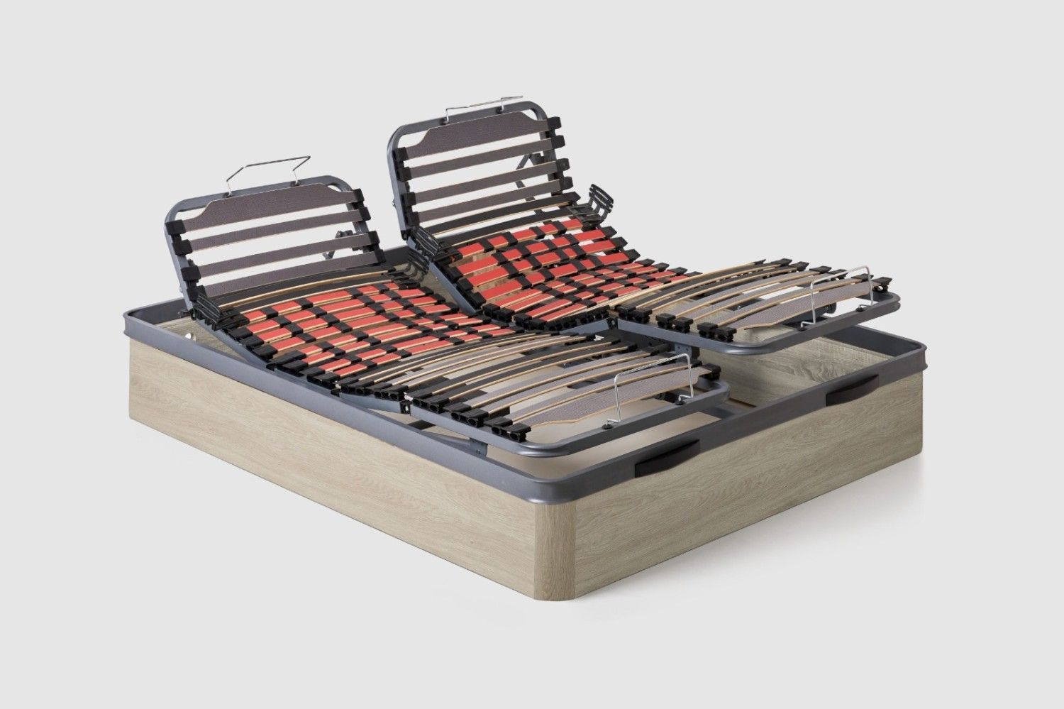 Una niña se sienta en una cama colorida, jugando con animales de peluche