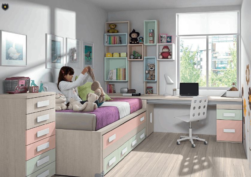 Una chica en su dormitorio está sentada en la cama, sosteniendo un peluche.