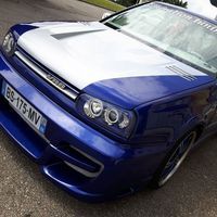 Photo d'une voiture bleue et blanche