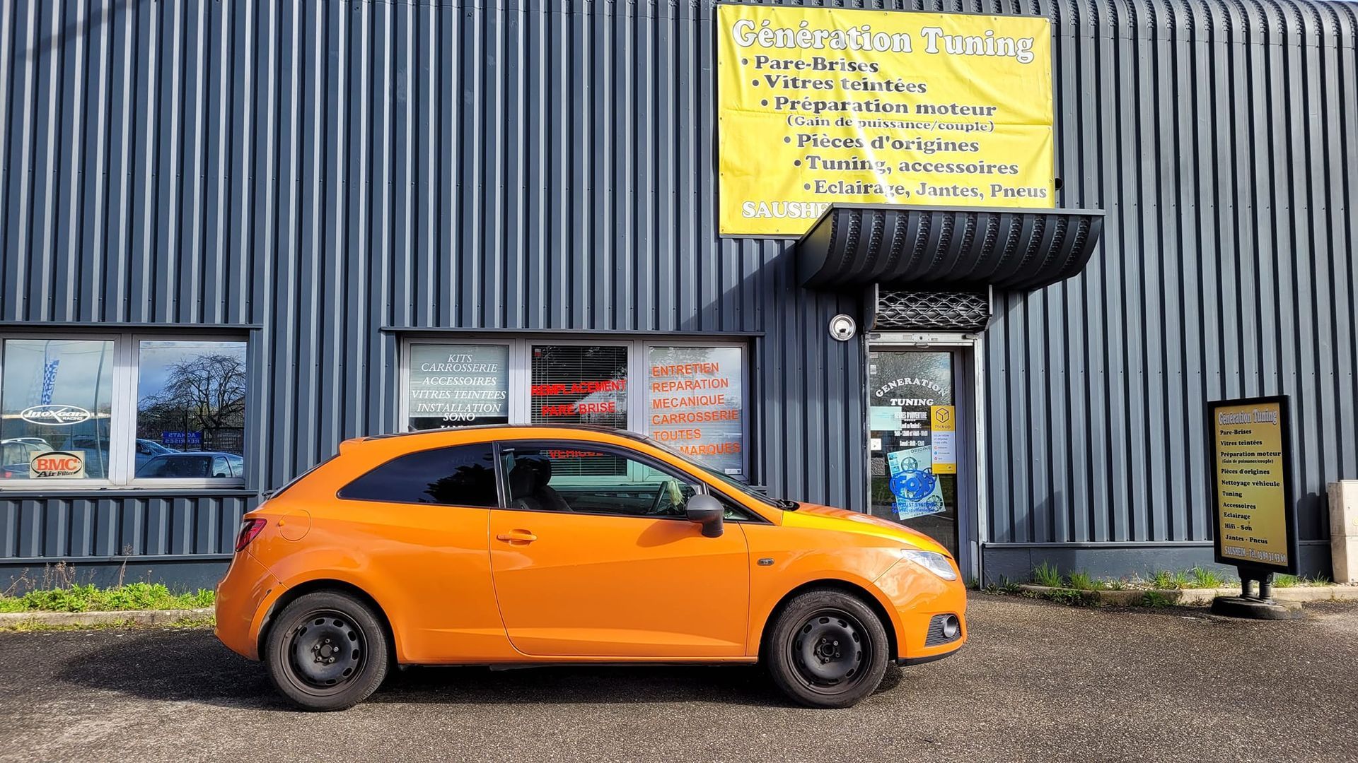 Photo d'une voiture orange