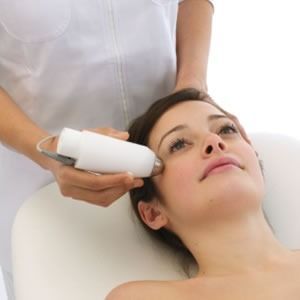 Una mujer está recibiendo un tratamiento en su cara.