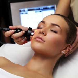 Una mujer está recibiendo un tratamiento en su cara.