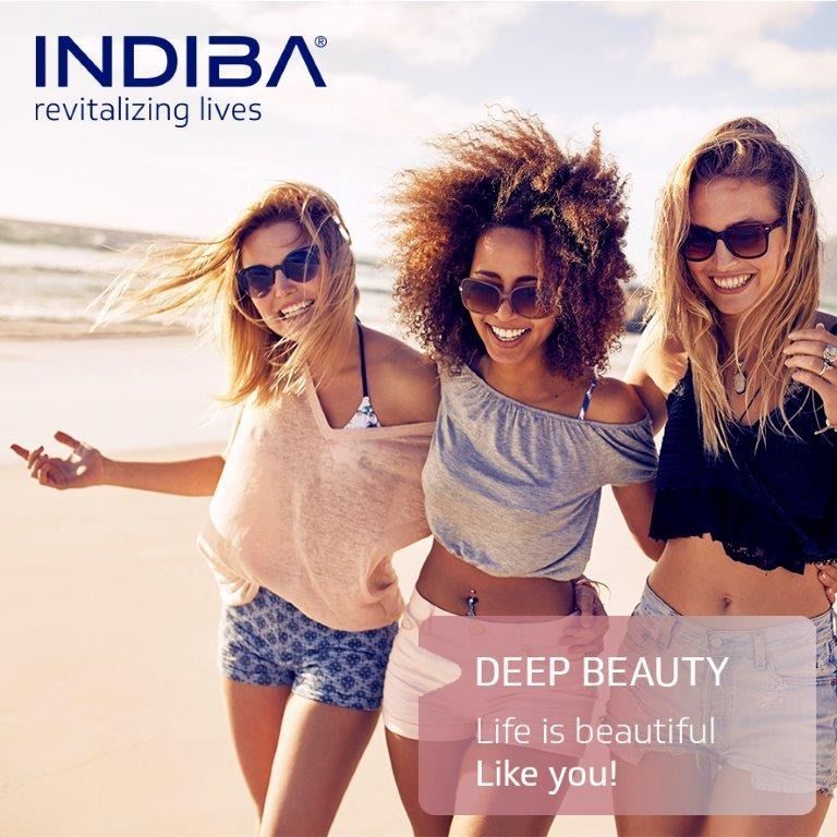 Tres mujeres paradas en una playa con las palabras belleza profunda la vida es bella como tú