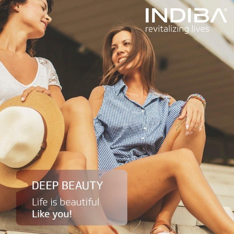 Dos mujeres sentadas en las escaleras con las palabras belleza profunda la vida es bella como tú