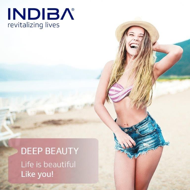 Una mujer en bikini está parada en una playa con las palabras 