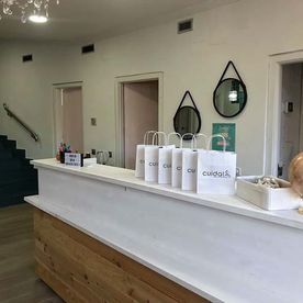 Una fila de bolsas colocadas encima de un mostrador en una habitación.