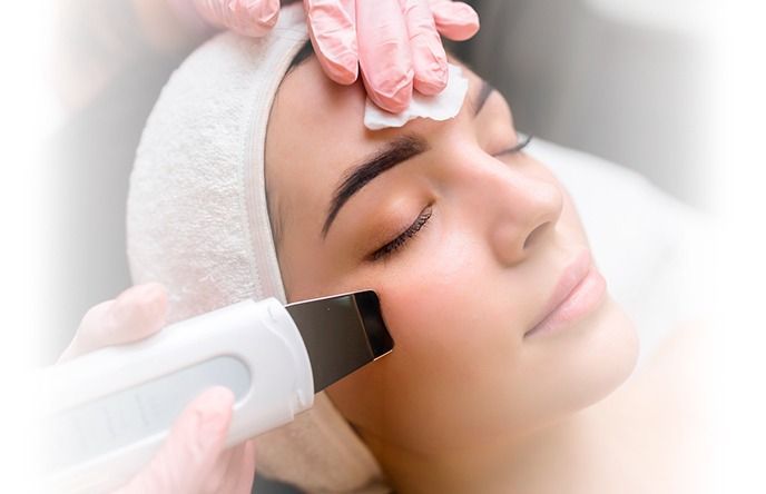 Una mujer está recibiendo un tratamiento facial en un salón de belleza.