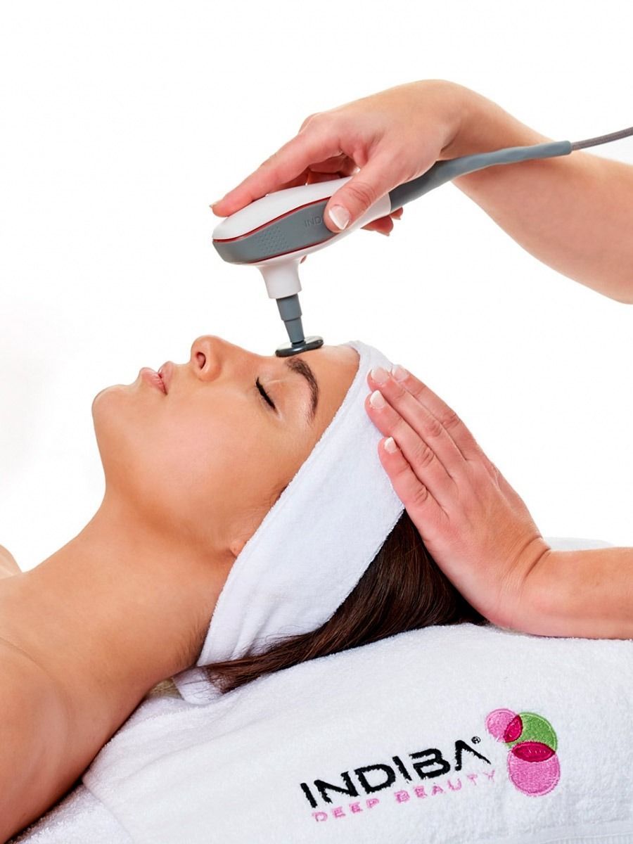 Una mujer recibe un tratamiento facial de India Beauty.