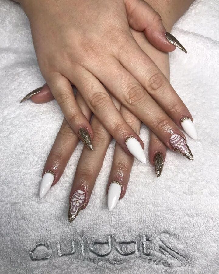 Un primer plano de las uñas de una mujer sobre una toalla blanca.