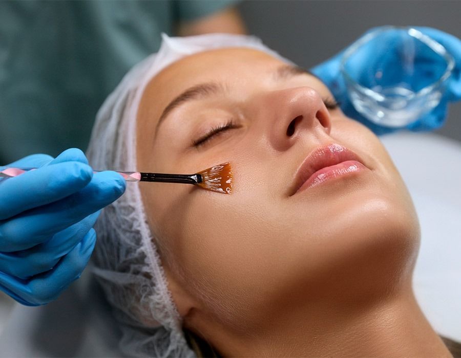 Una mujer está recibiendo un tratamiento facial con un cepillo en su cara.