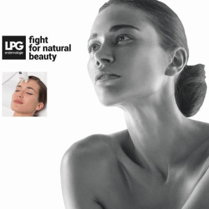 Una foto en blanco y negro de una mujer con las palabras 