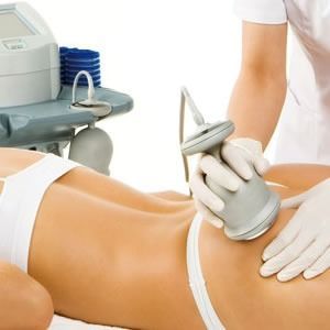 Una mujer está recibiendo un tratamiento de cavitación en la espalda.