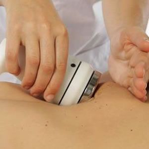 Una persona está recibiendo un masaje con un dispositivo en la espalda.