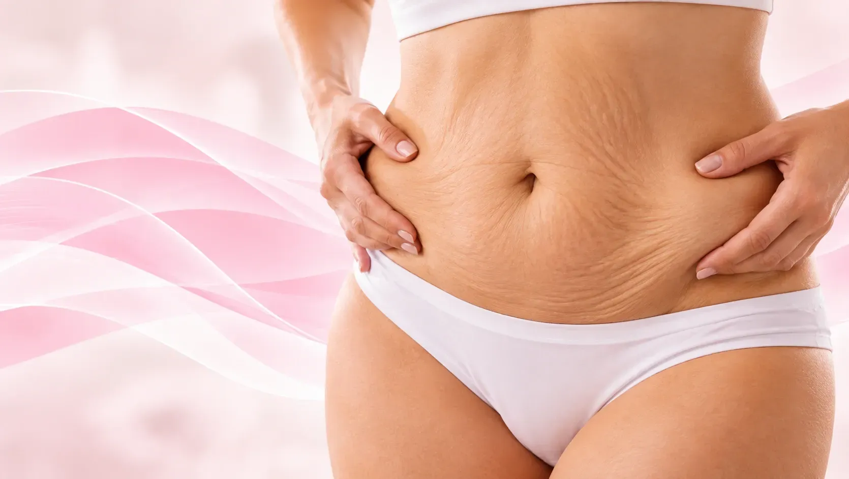 Primer plano de una persona pellizcándose la piel suelta de la cintura, en ropa interior blanca y con un fondo rosa