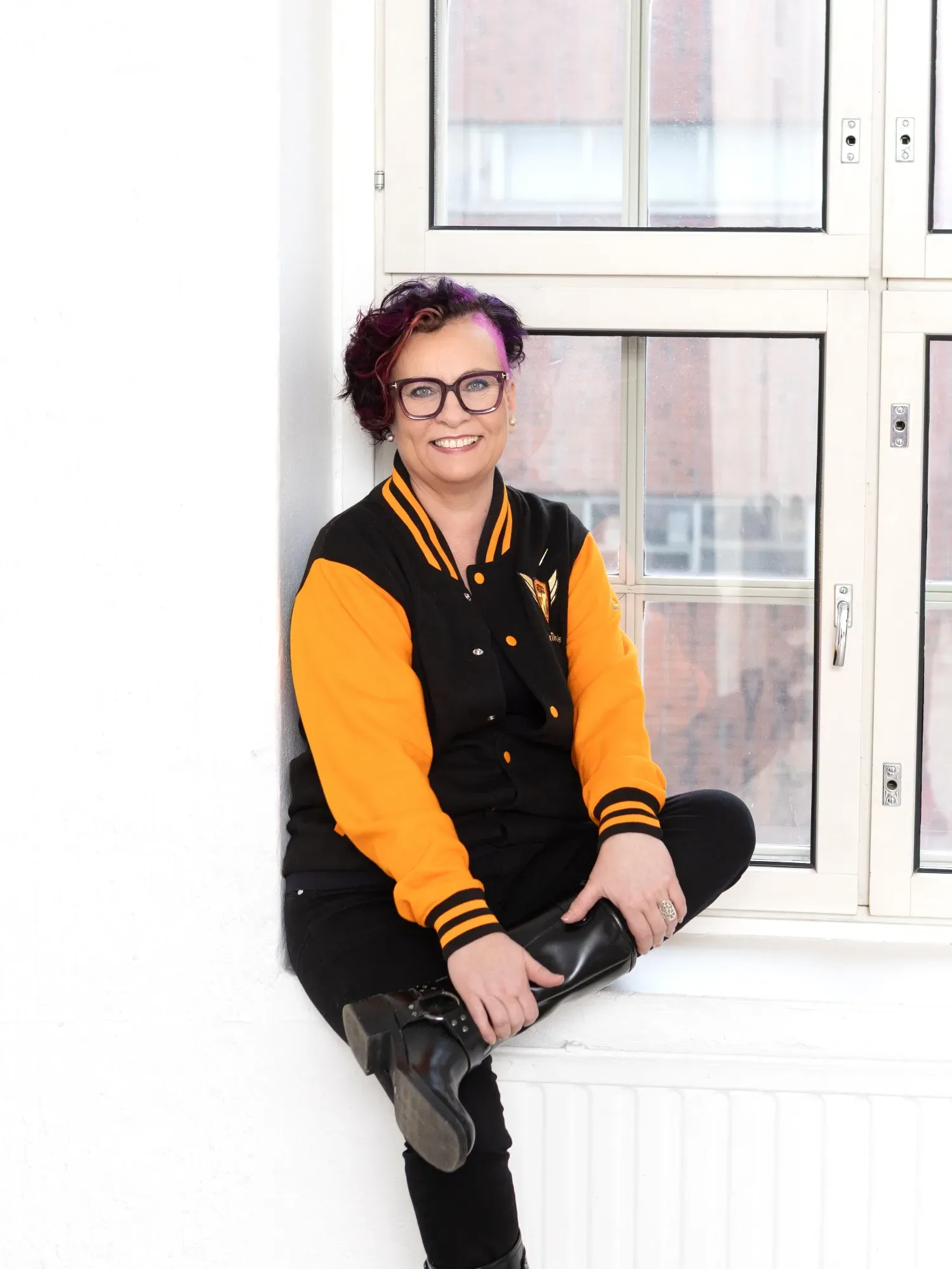 Tanja Törnqvist tarkastamassa valmista teollisuusmaalattua pintaa