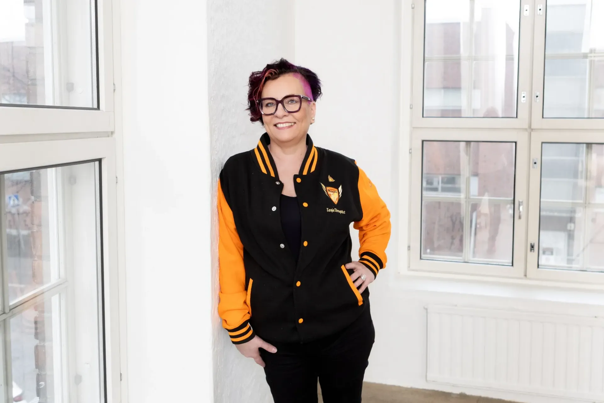 Tanja Törnqvist hymyilee ja toivottaa asiakkaat tervetulleeksi AsenneAkatemiaan