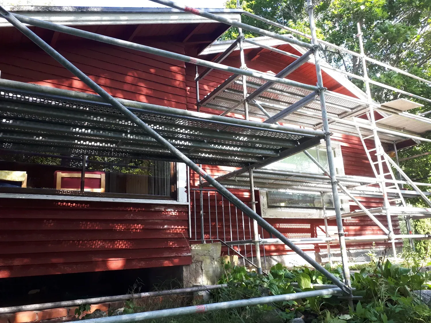 AsenneAkatemian laadukasta pintakäsittelyä, joka kestää aikaa ja kulutusta.