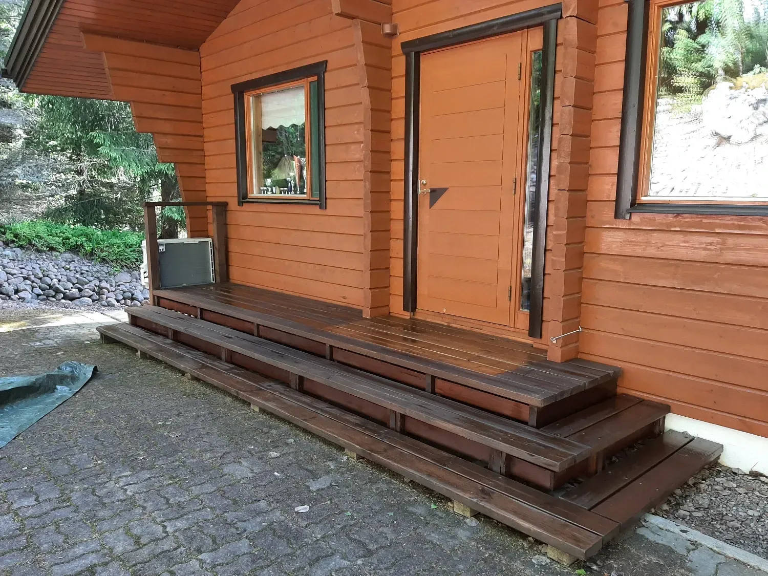 Laadukasta pintakäsittelyä ja viimeistelyä, jossa näkyy työn korkea laatu.