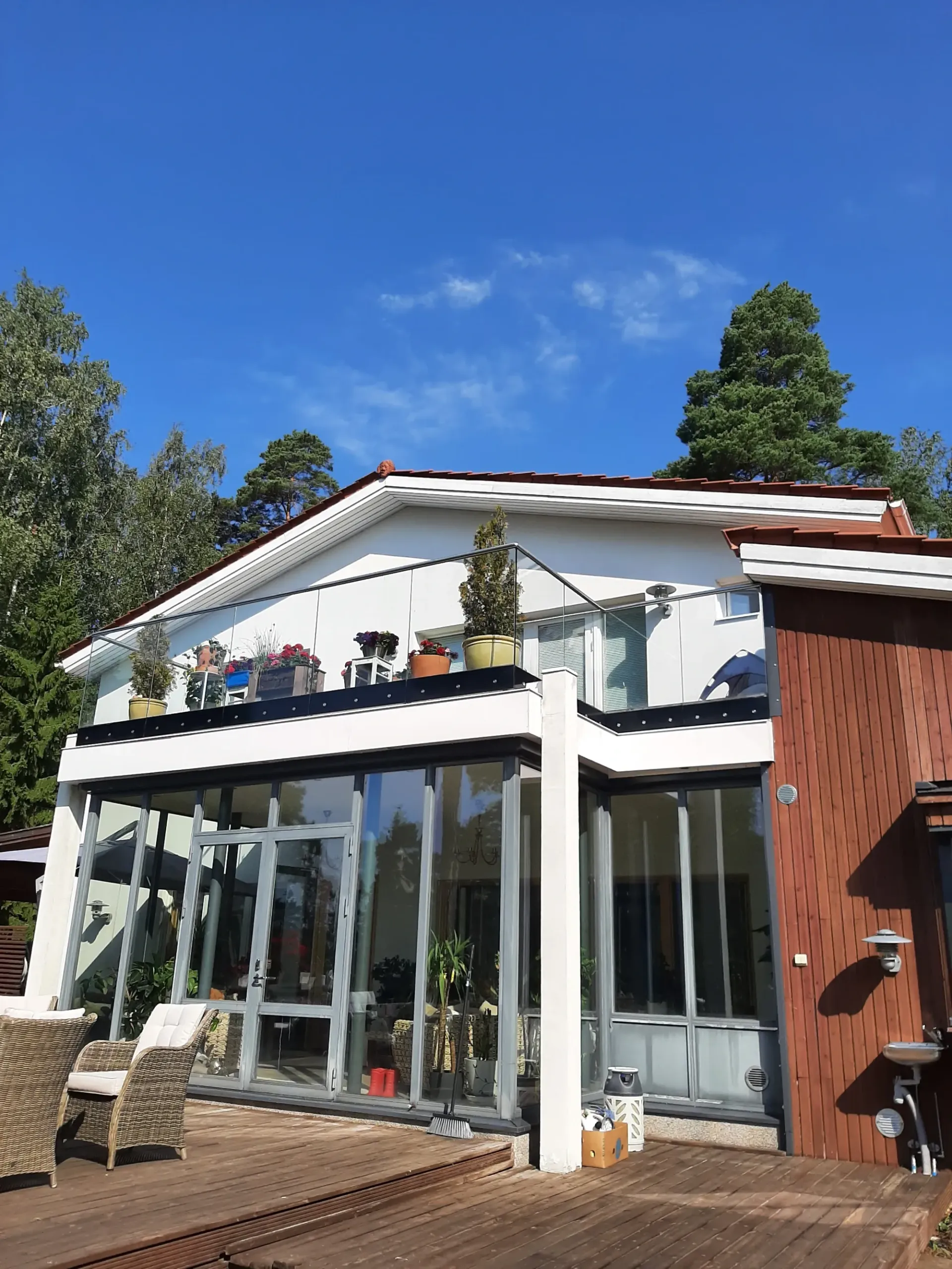 Laadukasta pintakäsittelyä ja huolellista viimeistelyä laidasta laitaan.