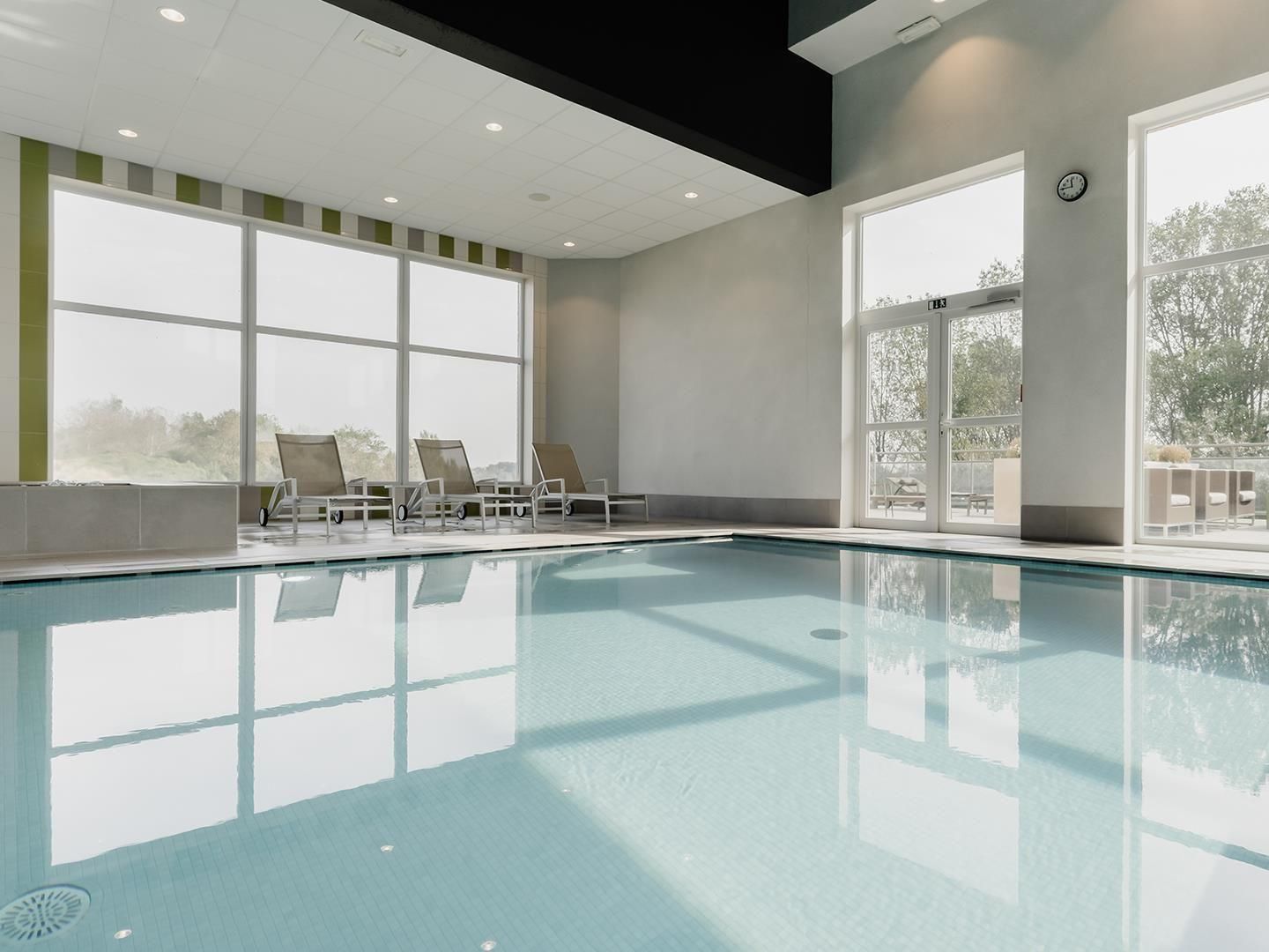 indoor-zwembad-hotel-domein-westhoek-oostduinkerke-gratis-zwemmen-koksijde.jpg