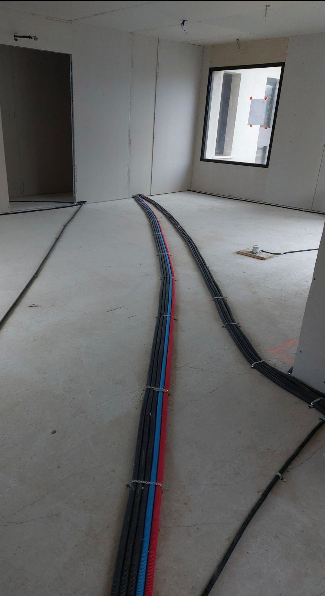 Passage de câbles électriques au sol