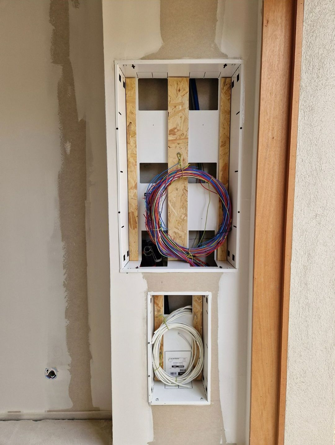 Installation de câbles électriques au mur