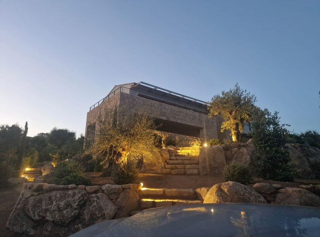 Vue extérieure maison avec aménagement de lumière extérieure