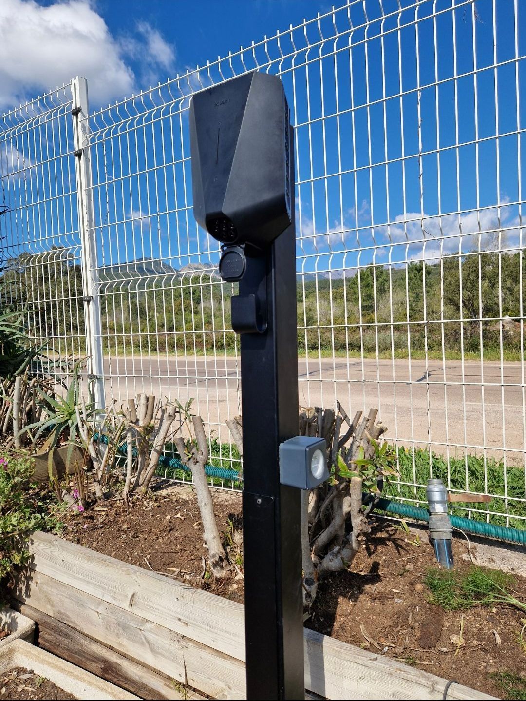 Prise électrique pour voiture sur un parking