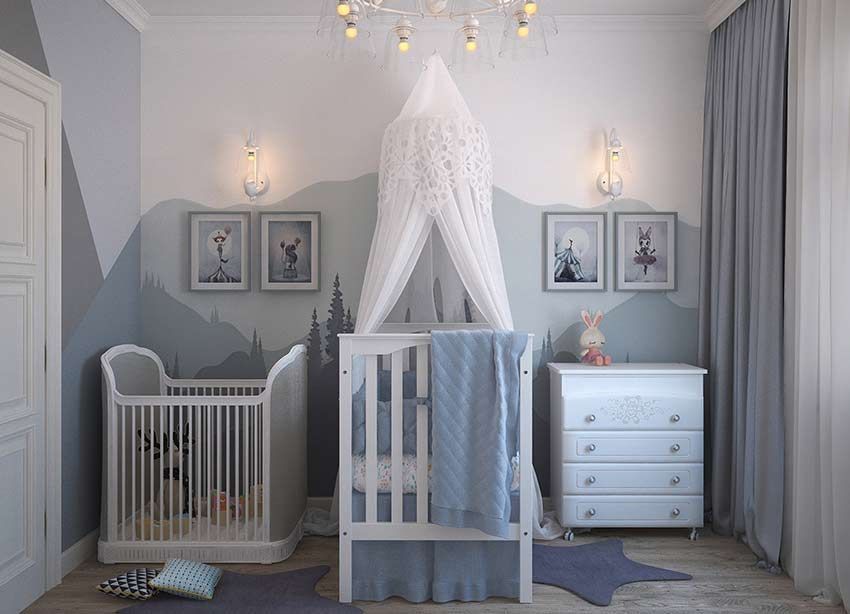 Chambre de bébé avec berceau, commode et décoration murale dans les tons de bleu et de blanc.