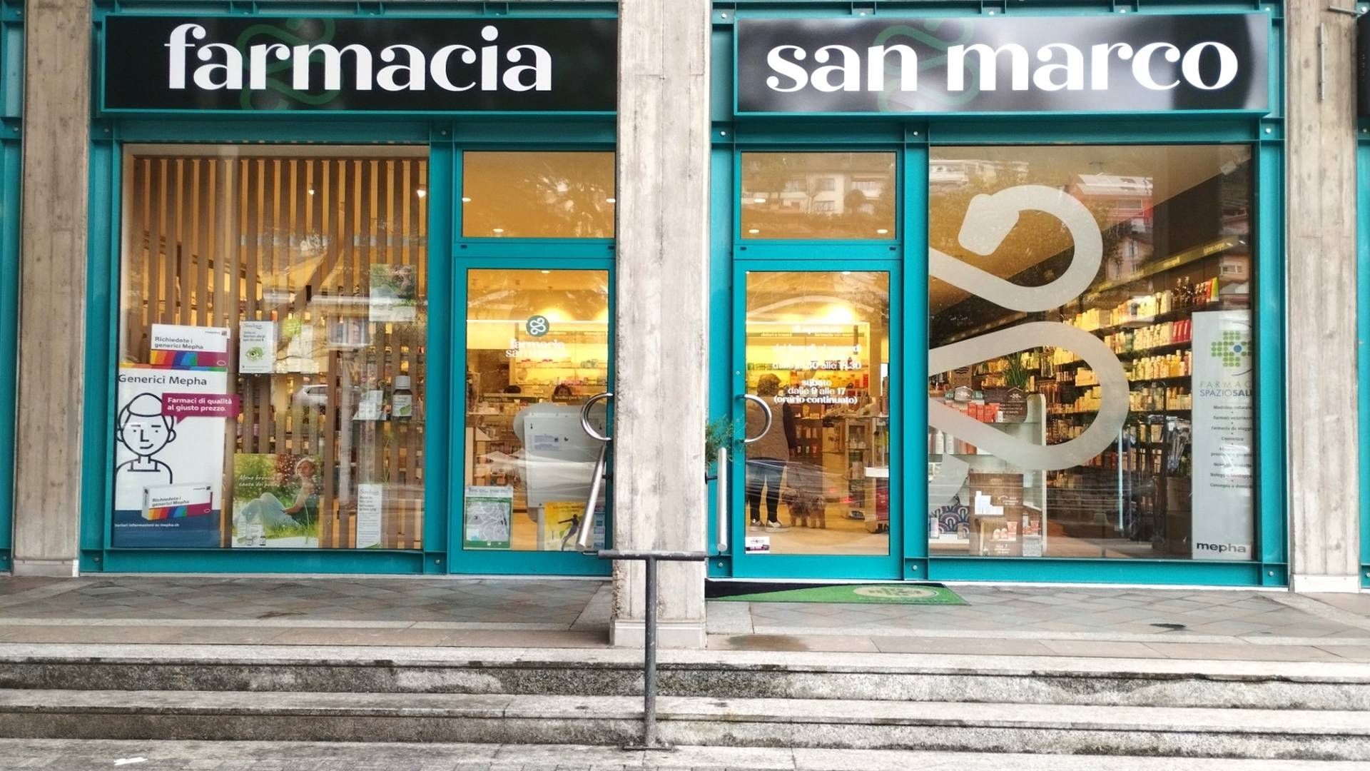 L'interno di una farmacia piena di prodotti sugli scaffali.