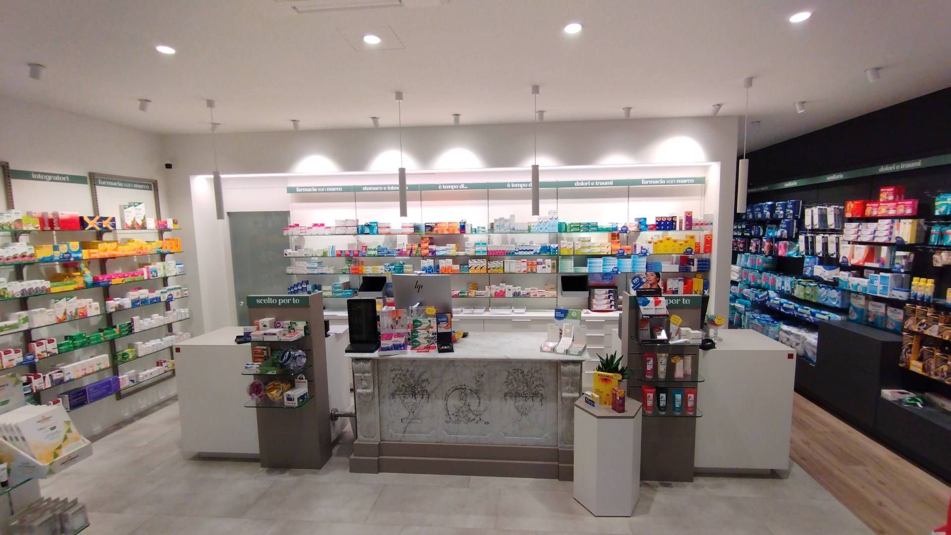 Una farmacia piena di molti tipi diversi di medicinali.