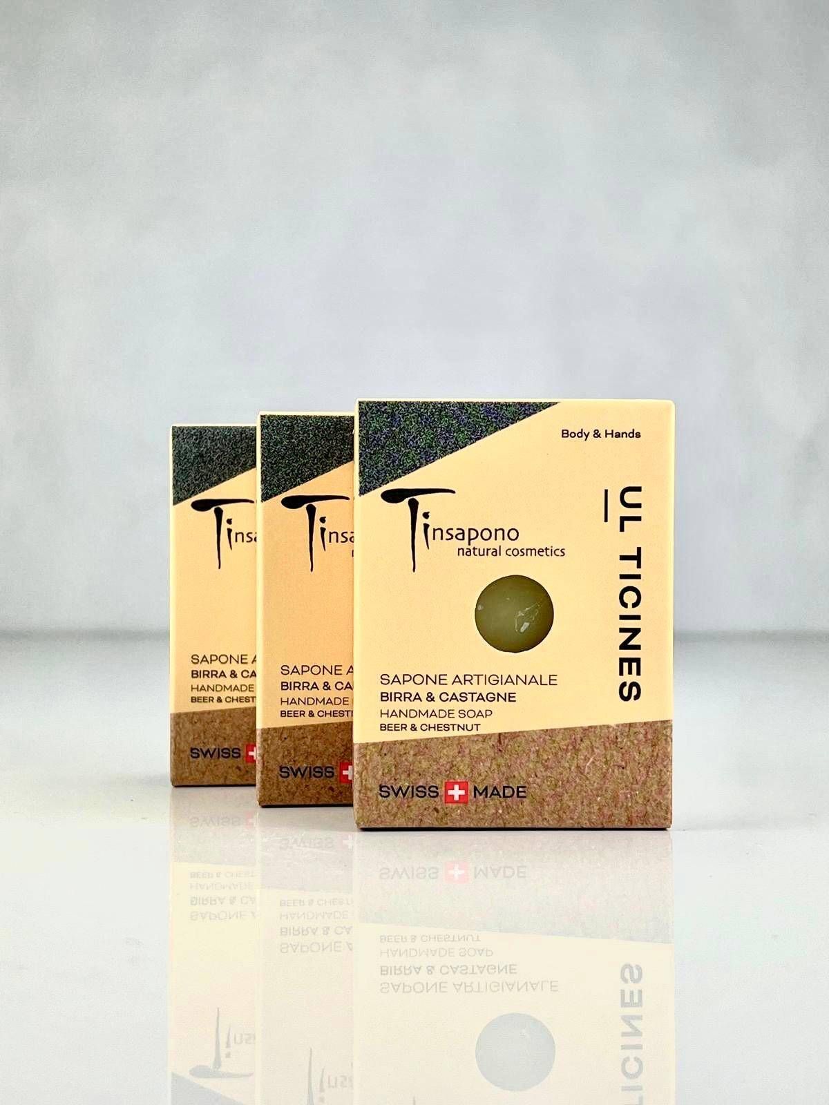 Una fila di scaffali in una farmacia pieni di prodotti.