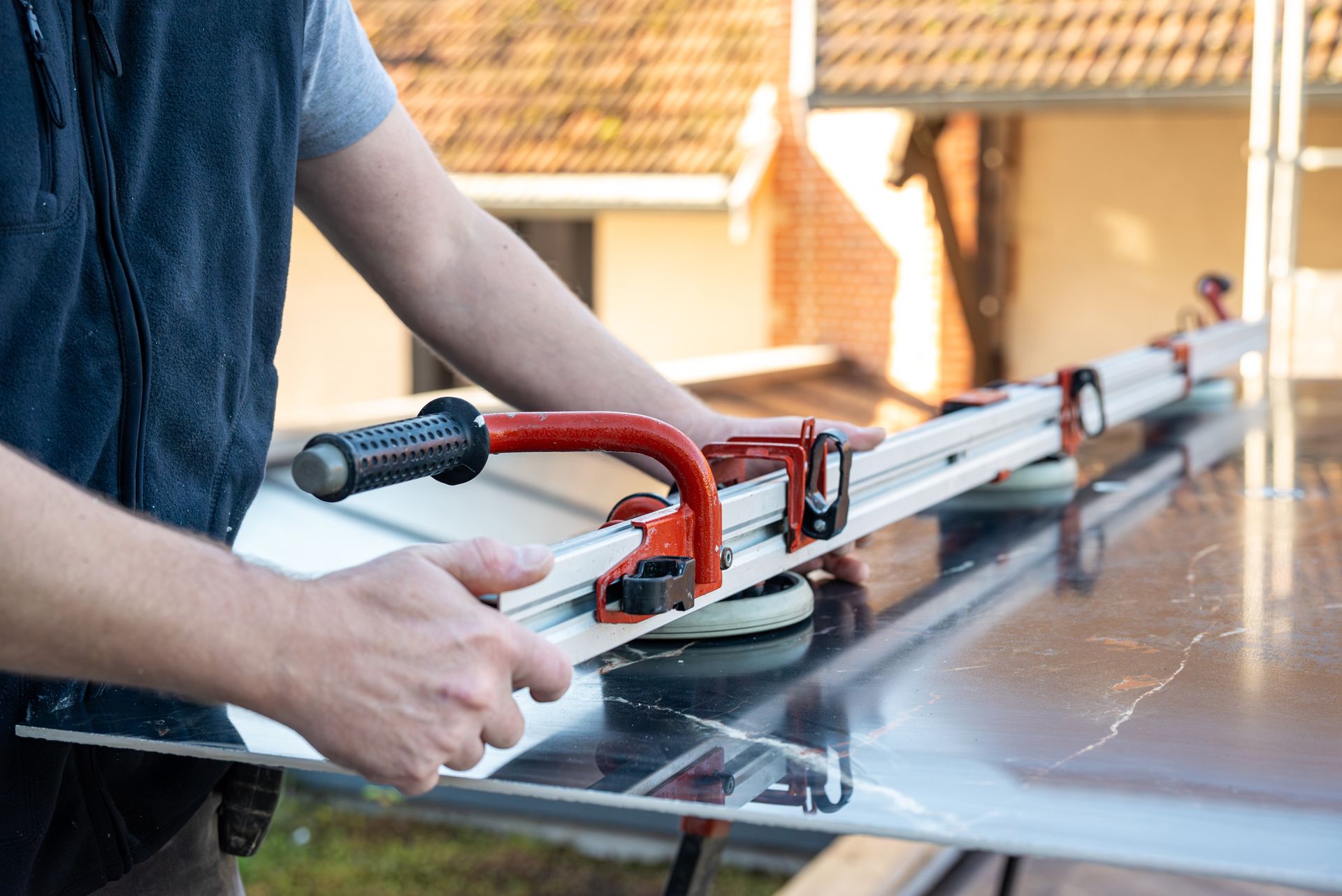 Un ouvrier utilise un outil de coupe