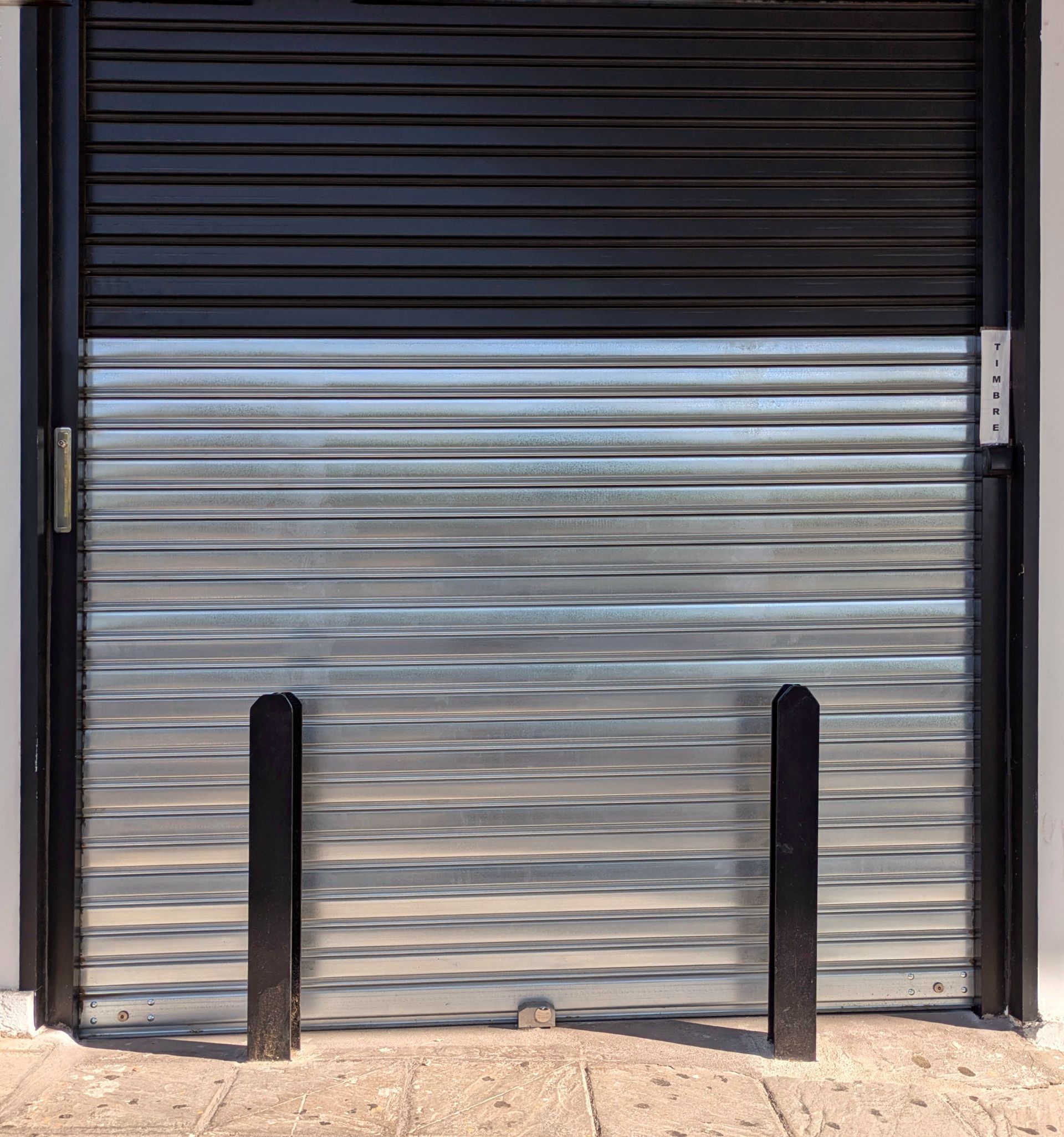 Un portail de sécurité roulant en métal