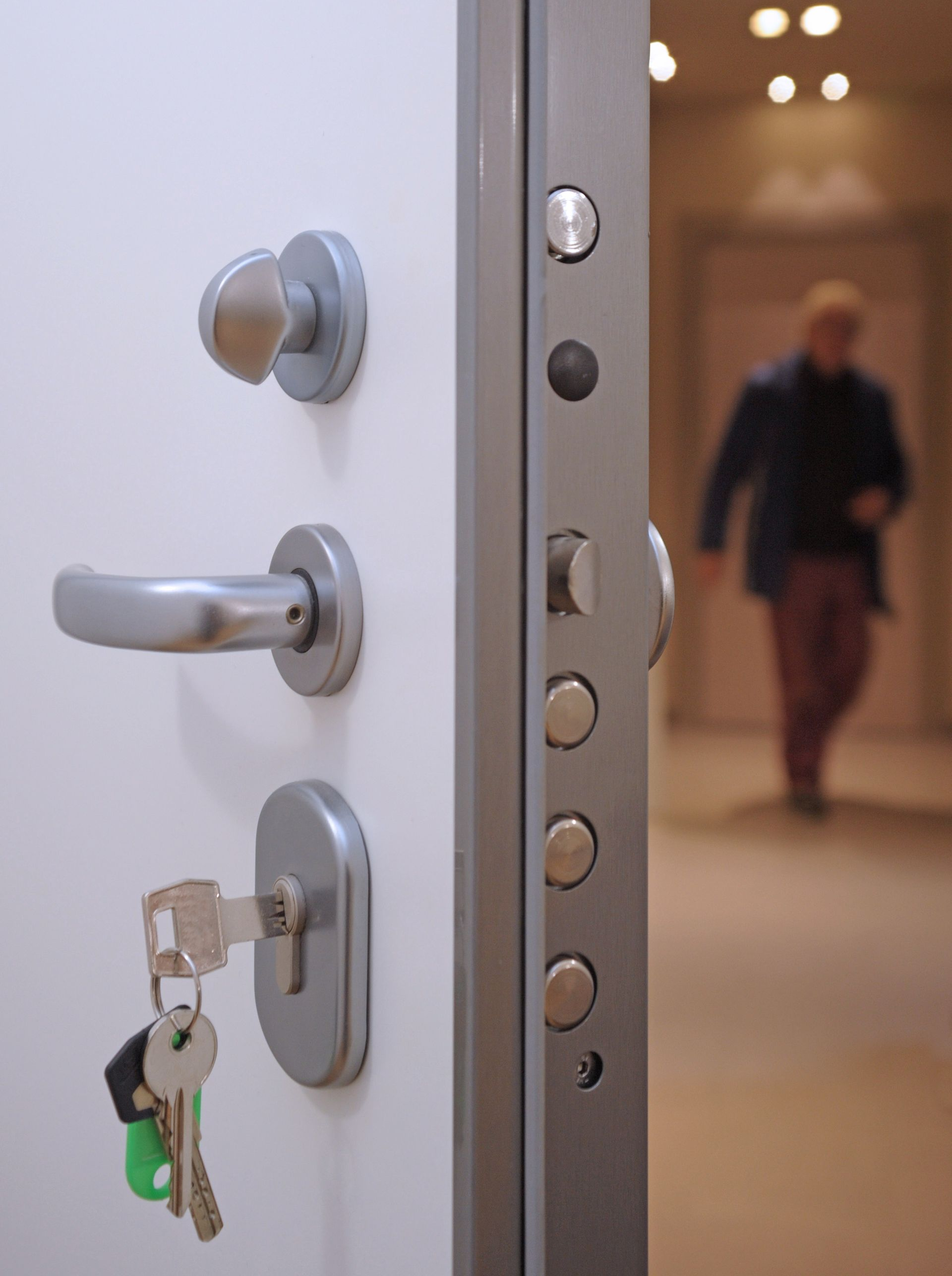 Une porte ouverte dont on voit la serrure blindée