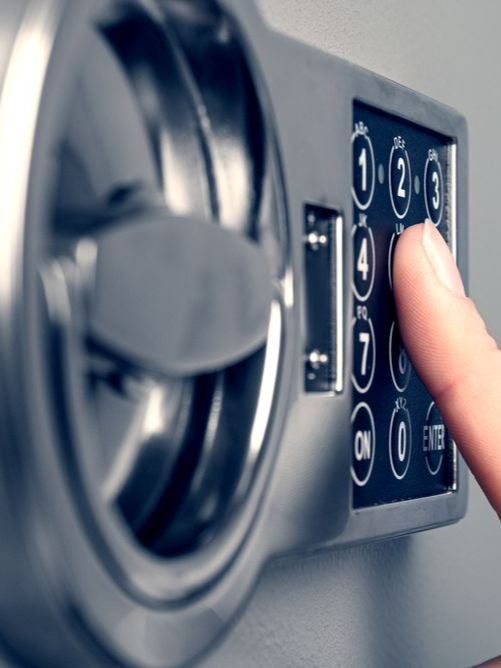 Un coffre-fort avec un code