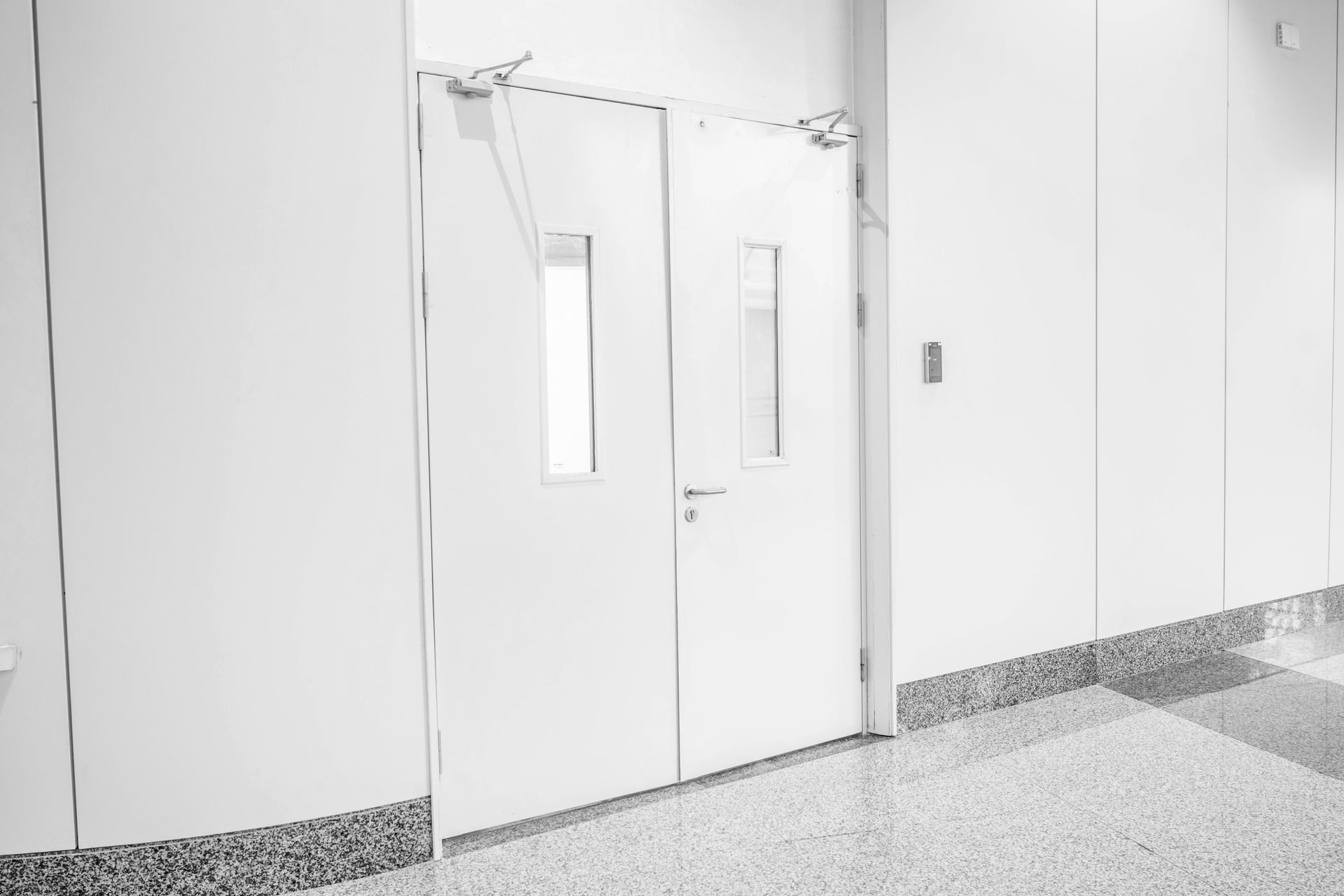 Une porte coupe-feu blanche