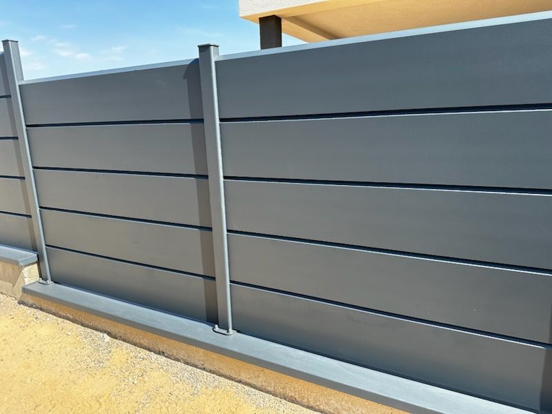 Une clôture ajourée en aluminium