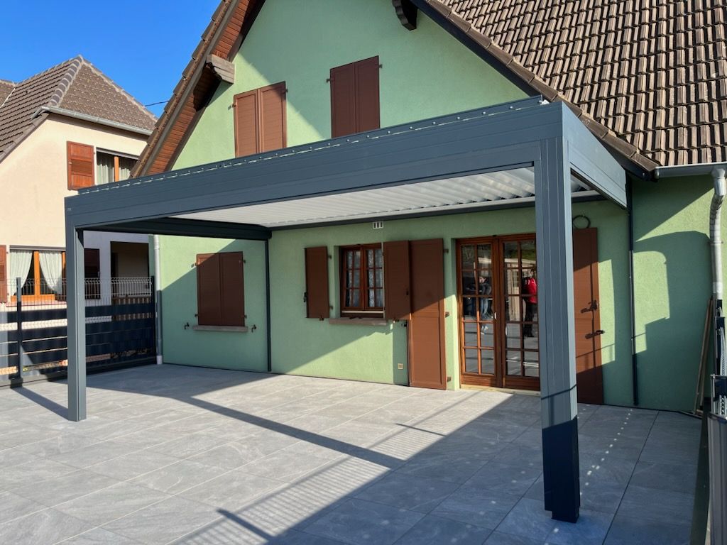 Une pergola devant la maison
