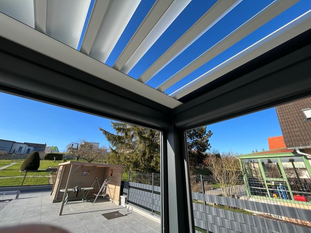 Une pergola bioclimatique avec les lames ouvertes