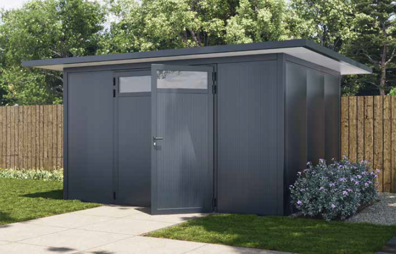 Abri de jardin en métal gris avec une porte ouverte, situé dans une cour arrière.