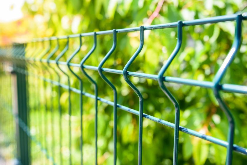 Une clôture rigide de couleur verte